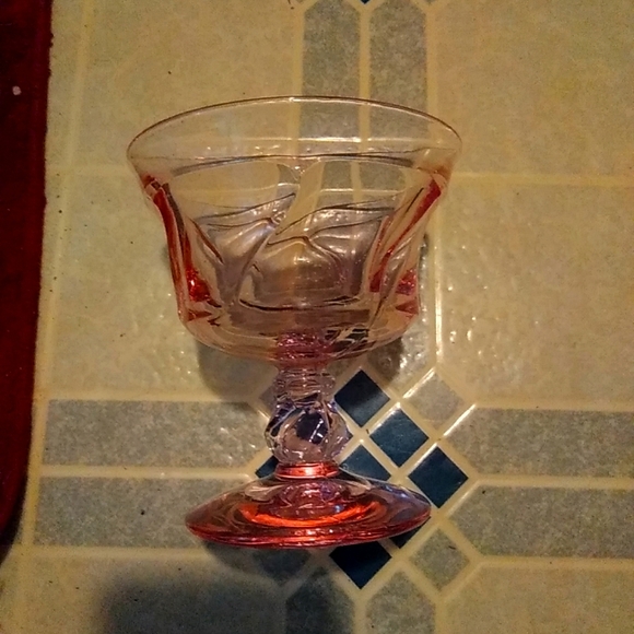 One pink depression  gobblet very pretty - Picture 1 of 3